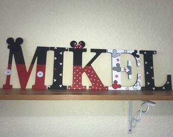 Múltiples letras de madera personalizadas de Disney Mickey Mouse Inspired para la decoración de la pared (8 pulgadas de alto)
