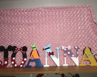 Varias letras de madera inspiradas en Disney para decoración de pared de guardería de bebé (8 pulgadas de alto) MICKEY Y AMIGOS