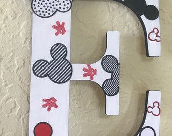 Gepersonaliseerde Disney Mickey Mouse geïnspireerde houten letters voor wanddecoratie (8 inch hoog)