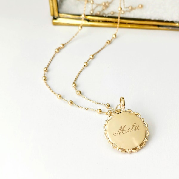 Collier personnalisé plaqué or 18 cts médaille ajouré avec gravure prénom Cadeau unique pour femme anniversaire naissance baptême