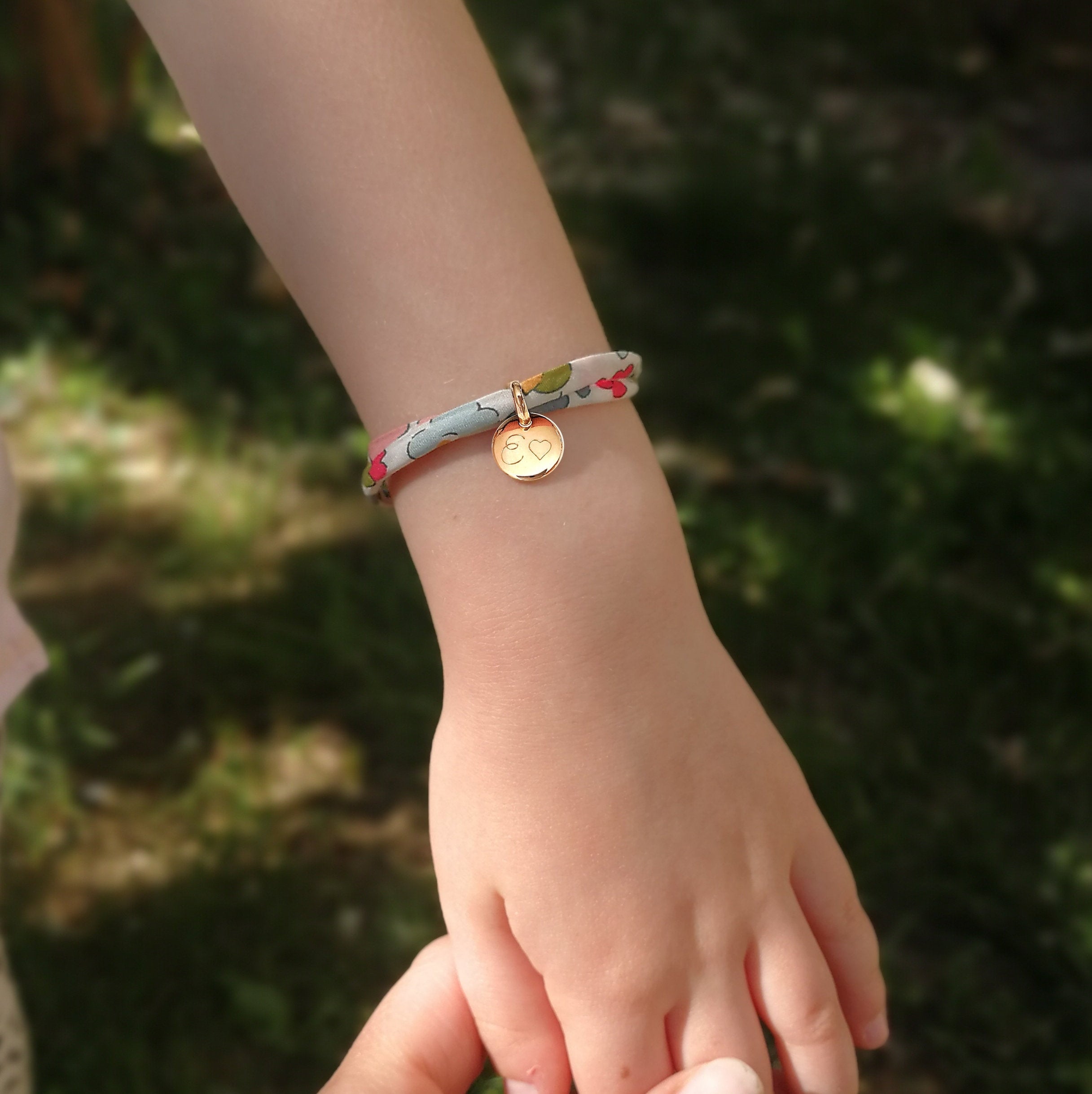 Bracelet enfant personnalisé Liberty médaille initiale coeur gravée plaqué  or 10 mm