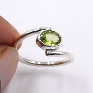 Naturalny pierścionek z owalnym peridotem, obrączka ślubna ze srebra próby 925, fasetowany pierścionek z zielonego peridotu o wadze 2,90 g, ręcznie robiony pierścionek z owalnym peridotem, rozmiar 8,5 M-4972