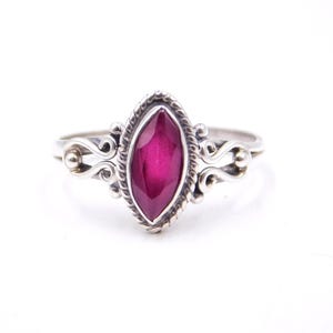 Może przedstawiać: Zestaw trzech ceramicznych kubków z nakrapianym, matowym wykończeniem. Kubki są w odcieniach kremowym, jasnoszarym i ciemnoszarym. Każdy kubek ma prosty, minimalistyczny design, idealny do kawy lub herbaty.