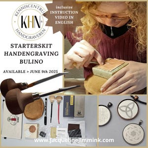 Può includere: Un kit di avviamento per l'incisione a mano, con strumenti, materiali e un video didattico. Il kit include strumenti per l'incisione, pennelli, una penna e vari materiali. L'immagine mostra anche ciondoli incisi finiti. Il testo sull'immagine dice "STARTERSKIT HANDENGRAVING BULINO".