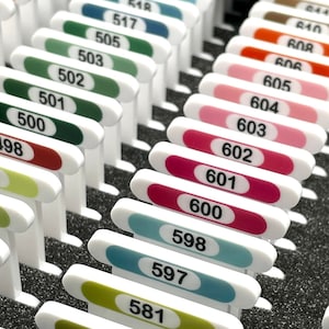 VITA 3 mm akrylspolar | tryckta med DMC-nummer och färgprov | Set med 528 spolar | Tråd ingår ej