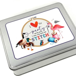 Może przedstawiać: Białe metalowe pudełko z kolorowym wzorem przedstawiającym serce, obręcz do haftu i tekst "Uwielbiam imprezować, a przez imprezę mam na myśli zostać w domu i WYSZYWAĆ".