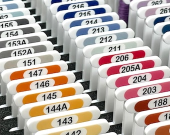 Canillas acrílicas de 3 mm con número impreso y muestra de color para Cosmo (500 canillas solamente; hilo no incluido).