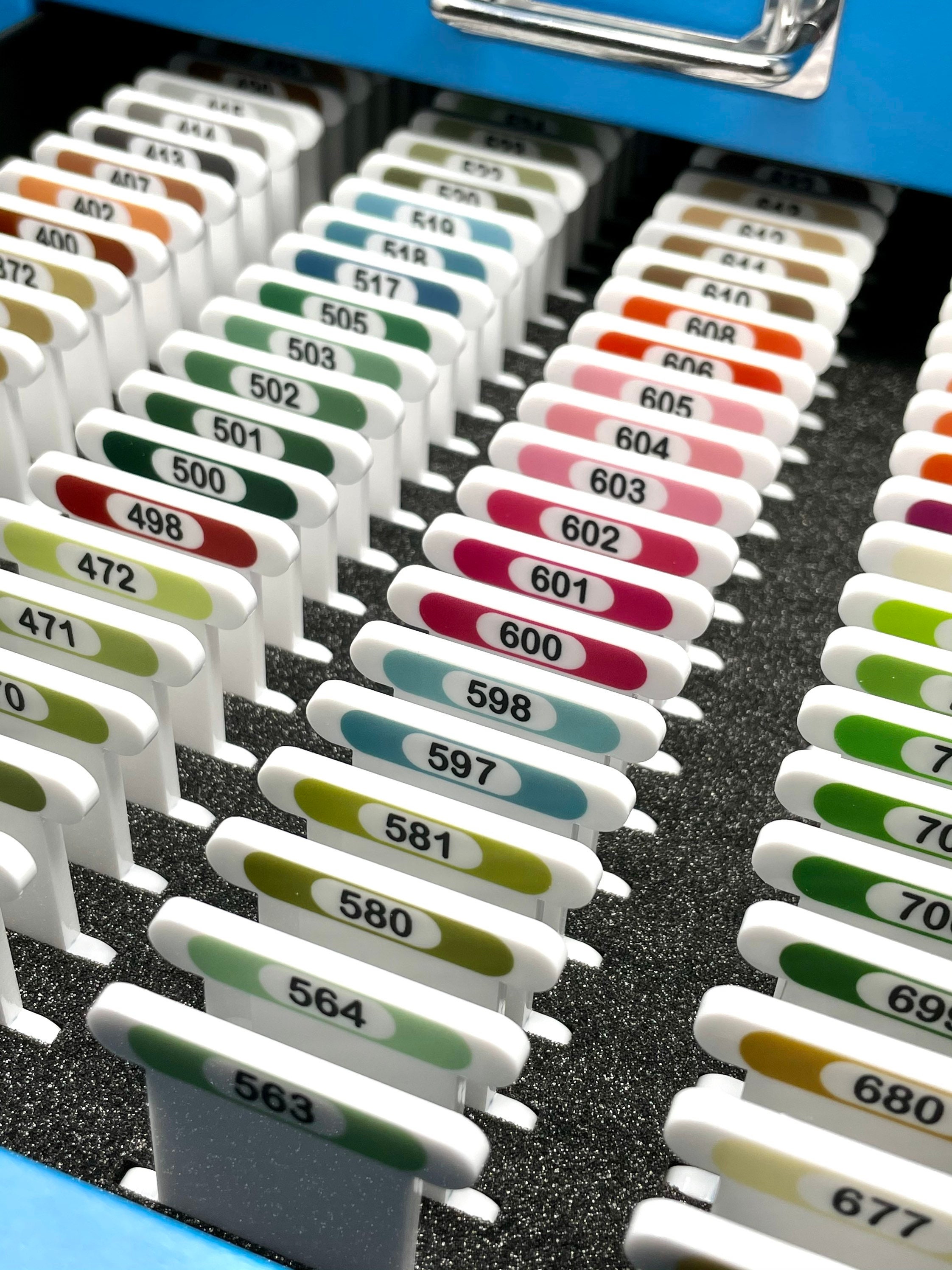 3-mm-Acrylspulen mit aufgedruckter Nummer und Farbmuster für DMC – kleine Sets (nur 84 Spulen – kein Garn enthalten)