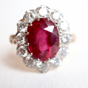 Pompadour Ruby ring of 5 carats, diamonds and yellow gold white gold