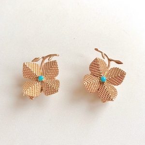 Antique clip-on earrings from STERLE, flower in 18 kt yellow gold and turquoise