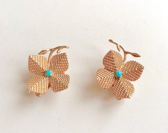 Old clip-on earrings from the house of STERLE flower in 18 kt yellow gold and turquoise