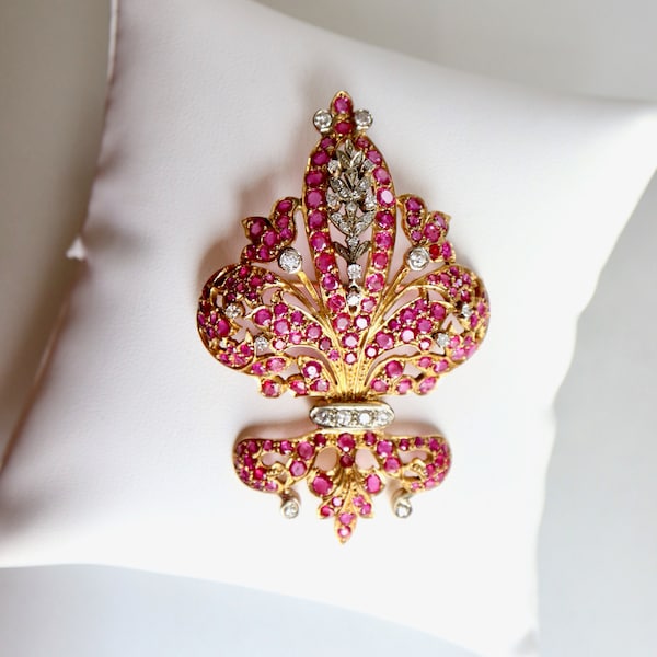 Fleur de Lys brooch in 18 kt gold, rubies and diamonds.