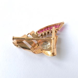 Ruby and diamond brooch circa 1940 in 18 kt yellow gold 18 kt white gold image 3