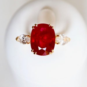 Ring in yellow gold 18 carat diamonds and rubies 5.01 carats