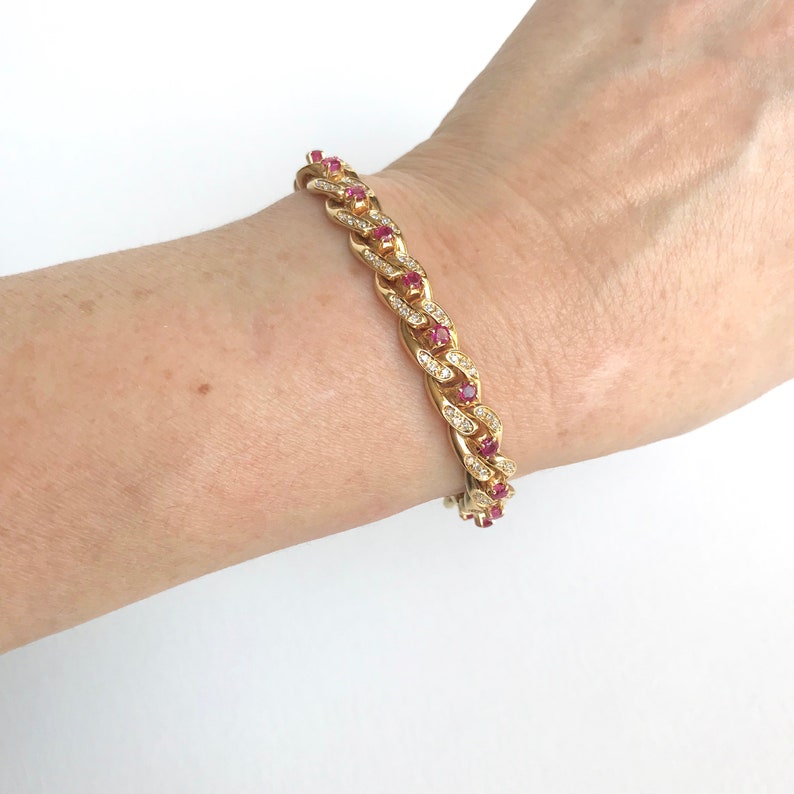 Cartier Curb-Gliederarmband aus 18 Karat Gelbgold mit Rubindiamanten im Vintage-Stil Bild 10