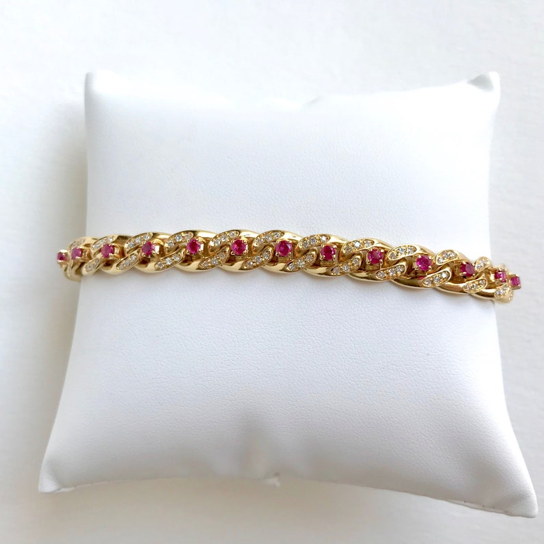 Cartier Curb-Gliederarmband aus 18 Karat Gelbgold mit Rubindiamanten im Vintage-Stil Bild 4