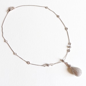 Drop-hangerketting in 18-karaats witgoud, 4-karaats diamanten op 18-karaats witgoud en diamanten ketting