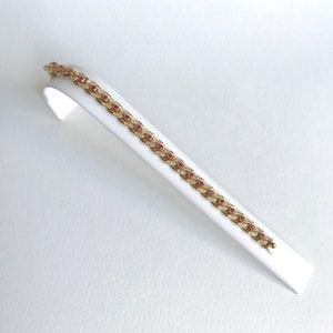 Cartier Curb-Gliederarmband aus 18 Karat Gelbgold mit Rubindiamanten im Vintage-Stil Bild 5