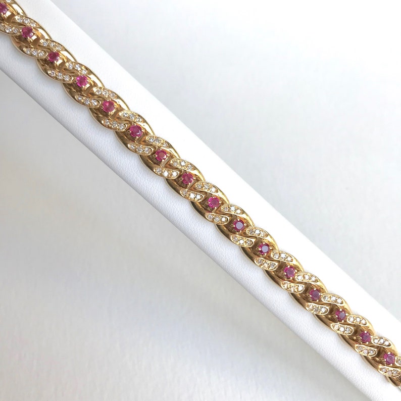 Cartier Curb-Gliederarmband aus 18 Karat Gelbgold mit Rubindiamanten im Vintage-Stil Bild 6