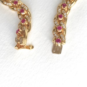 Cartier Curb-Gliederarmband aus 18 Karat Gelbgold mit Rubindiamanten im Vintage-Stil Bild 8