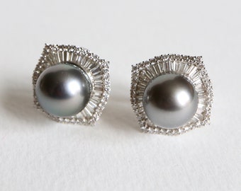 Clip-on earrings in 18 kt white gold, 14 mm Tahitian gray pearls and diamonds