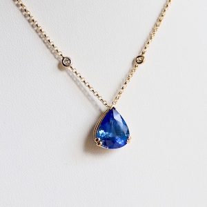 Ketting Hanger in 18 karaat geelgoud Saffier Peer 6,38 karaat aan ketting geelgoud 14 karaat en diamanten