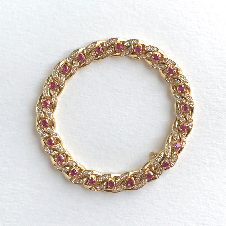 Cartier Curb-Gliederarmband aus 18 Karat Gelbgold mit Rubindiamanten im Vintage-Stil Bild 1