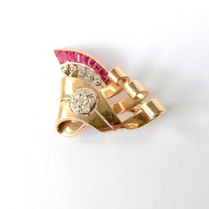 Ruby and diamond brooch circa 1940 in 18 kt yellow gold 18 kt white gold image 2