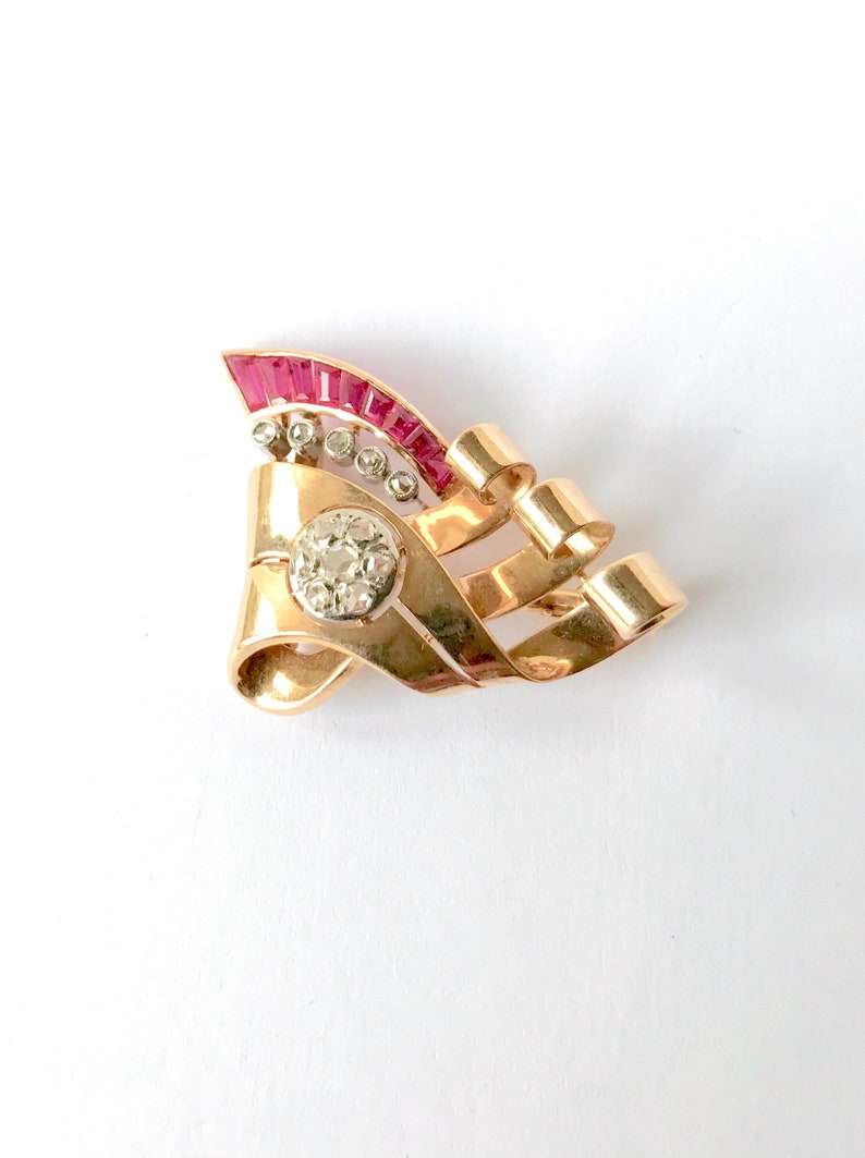 Ruby and diamond brooch circa 1940 in 18 kt yellow gold 18 kt white gold image 2