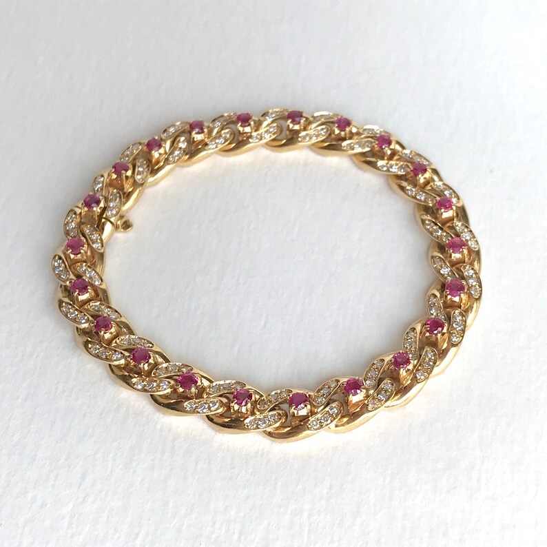 Cartier Curb-Gliederarmband aus 18 Karat Gelbgold mit Rubindiamanten im Vintage-Stil Bild 9