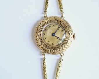1900 watch in 18-carat yellow gold with a plant motif design