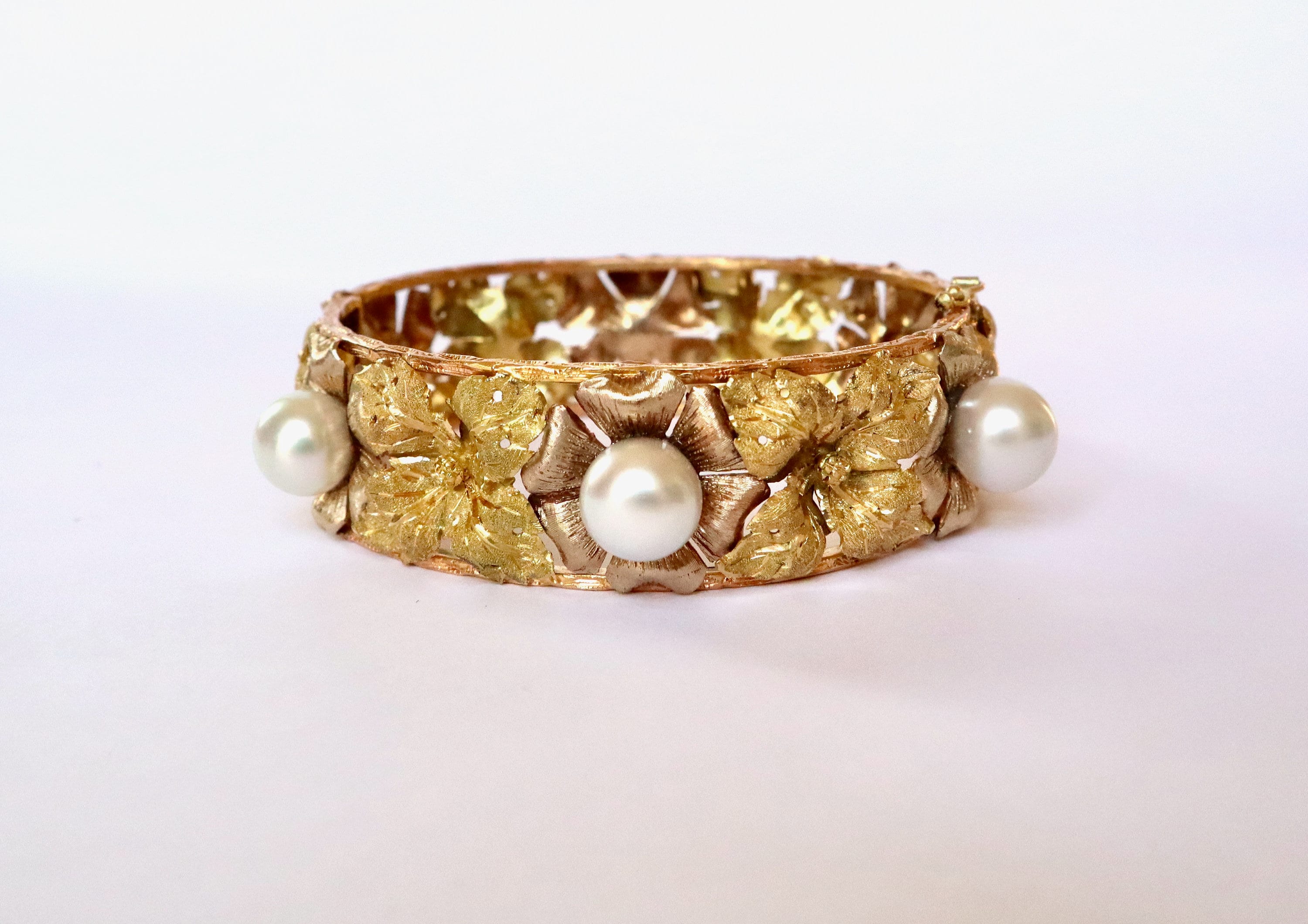 BUCCELLATI Rigid bracelet in 18 carat gold three colors flowers and pearls