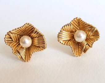 BOUCHERON Earrings clips around 1960 yellow gold 18 kt with pearl