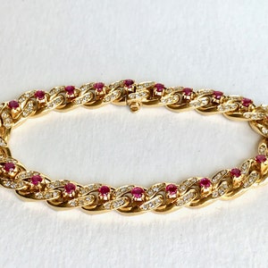 Cartier Curb-Gliederarmband aus 18 Karat Gelbgold mit Rubindiamanten im Vintage-Stil Bild 2