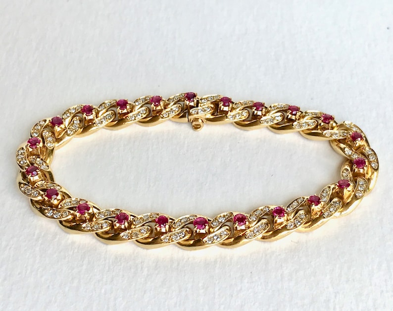 Cartier Curb-Gliederarmband aus 18 Karat Gelbgold mit Rubindiamanten im Vintage-Stil Bild 2