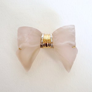 MAUBOUSSIN Brooch Rock crystal knot, 18 carat yellow gold and 10 diamonds