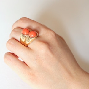 CARTIER Bague en or jaune 18 kt gravé et corail vers 1960