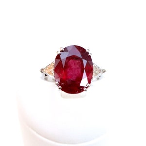 Ring in 18 carat white gold with diamonds and rubies of 6.80 carats