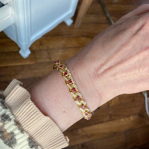 Cartier Curb-Gliederarmband aus 18 Karat Gelbgold mit Rubindiamanten im Vintage-Stil Bild 7