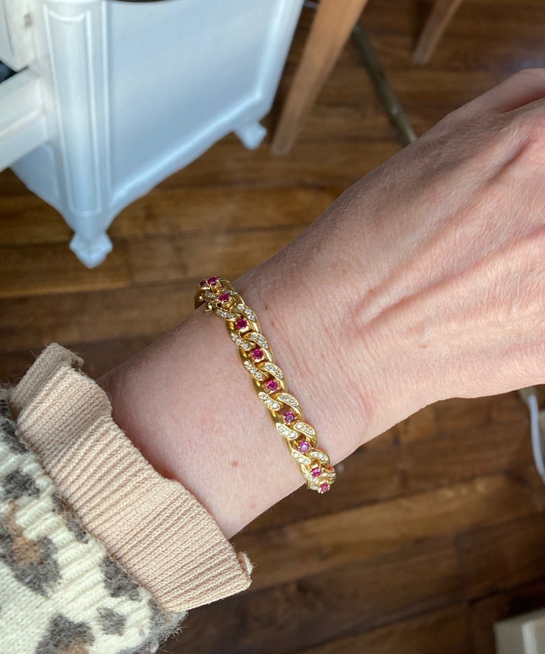 Cartier Curb-Gliederarmband aus 18 Karat Gelbgold mit Rubindiamanten im Vintage-Stil Bild 7