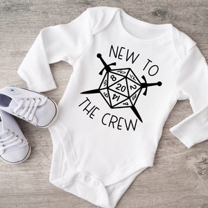 Body de bebé "New To The Crew", anuncio de bebé, anuncio de embarazo, próximamente, body personalizado, dados, envío rápido, jugador, cartas