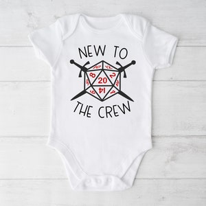 Body de bebé "New To The Crew", anuncio de bebé, anuncio de embarazo, próximamente, body personalizado, dados, envío rápido, jugador, cartas