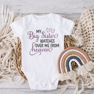 Body de bebé "Mi hermana mayor vela desde el cielo", regalo para baby shower, hermana en el cielo, ángel guardián, bebé arcoíris, camiseta personalizada
