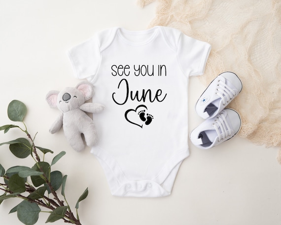 Pregnancy Baby Announcement-Coming Soon 2019-Pretty T-Shirt Pregnancy Baby Announcement-Coming Soon 2019-Pretty T-Shirt