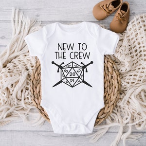 Tutina per neonati New To The Crew, Annuncio di nascita, Annuncio di gravidanza, Prossimamente, Tutina personalizzata, Dadi, Spedizione veloce, Giocatore, Carte