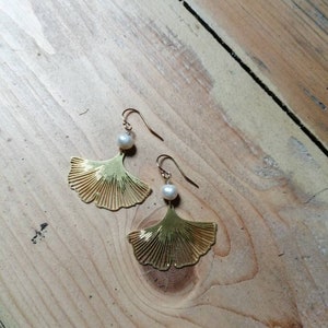 Hangoorbellen zoetwaterparel en ruwe messing of zilveren ginkgoblad