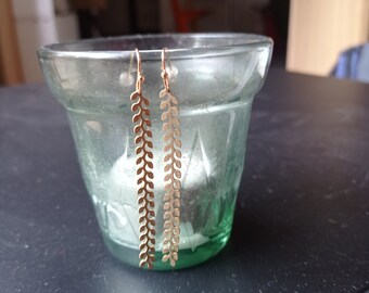 Glamorosos pendientes largos colgantes con diseño de hojas doradas