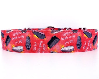 Puede incluir: Collar de perro rojo con un patrón repetido de ataúdes negros y el texto "Get In! We're going to Hell!" impreso en blanco.