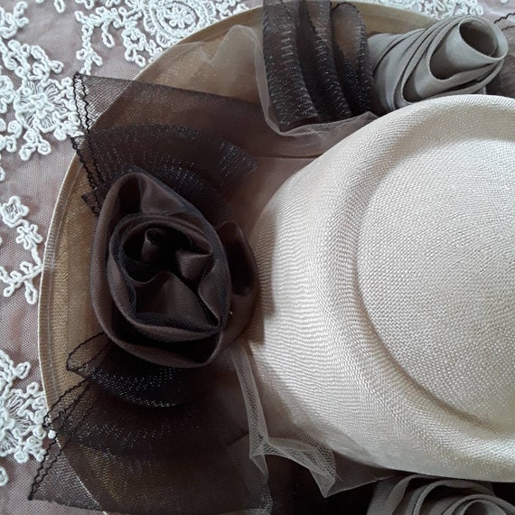 Vintage hat with tulle flowers - image 2