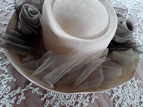 Vintage hat with tulle flowers - image 3